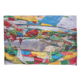 Paisagem tibetana com bandeiras de oração - Himala