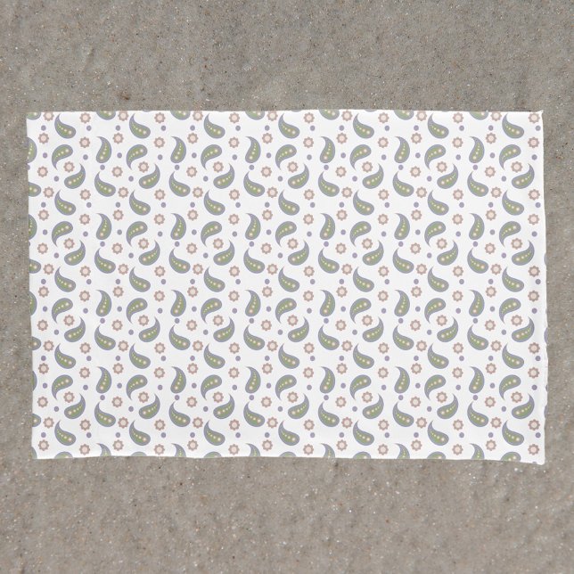 Paisley Pink Flowers Dots Padrões Roxo Verde (A pillow case with a paisley, flower and dot pattern done in pink, green, purple & blue.)