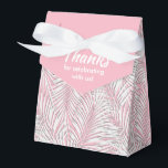 Palmas brancas em caixas de favoritos do estilo de<br><div class="desc">Caixas do Partido Favorito com frondes brancas de palma em fundo rosa. Perfeito para qualquer celebração, festa de aniversário, chá de panela, festa de noivado, festa de aposentadoria, casamento e muito mais. Clique em PERSONALIZAR para alterar a cor de fundo, as fontes e para adicionar texto. Consulte convites e itens...</div>
