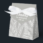 Palmas brancas em caixas de favoritos do Partido d<br><div class="desc">Partido Favor caixas com frondes brancas de palma em fundo prateado. Perfeito para qualquer celebração, festa de aniversário, chá de panela, festa de noivado, festa de aposentadoria, casamento e muito mais. Clique em PERSONALIZAR para alterar a cor de fundo, as fontes e para adicionar texto. Consulte convites e itens CORRESPONDENTES...</div>