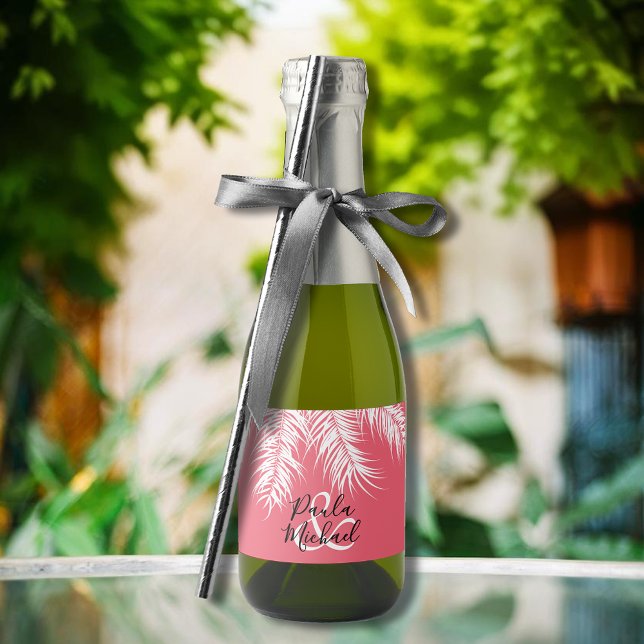 Palmas brancas tropicais em Mini Casamento Rosa (White palm tree fronds on pink mini sparkling wine labels personalized for your wedding)