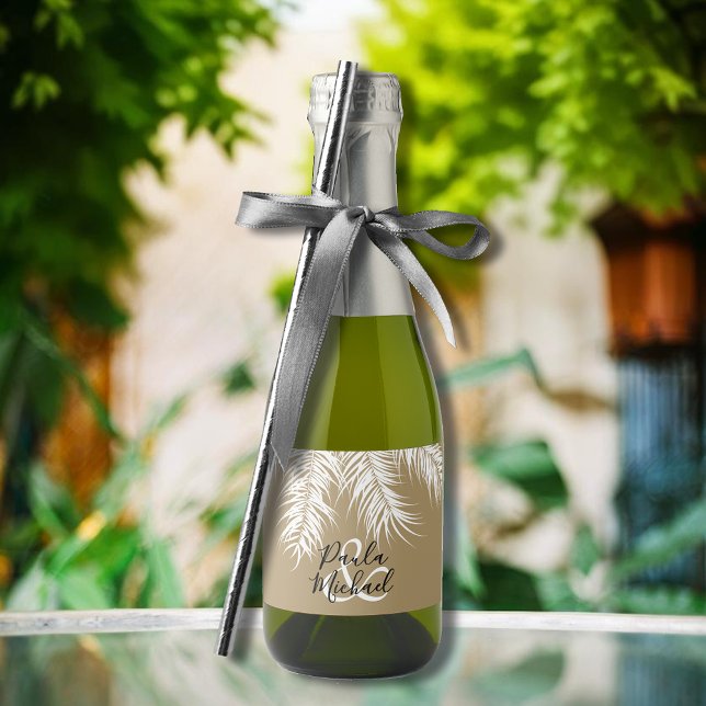 Palmas no Mini Dourado Escuro (White palm tree fronds on gold mini sparkling wine labels personalized for your wedding)