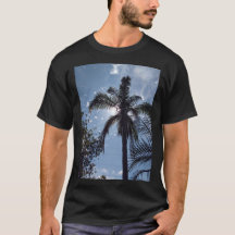 Palmeira tropical sobre camisa preta masculina