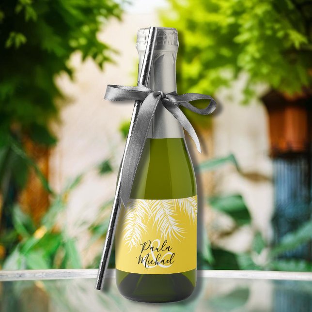 Palmeiras brancas tropicais sobre Mini Amarelo Bri (White palm tree fronds on yellow mini sparkling wine labels personalized for your wedding)