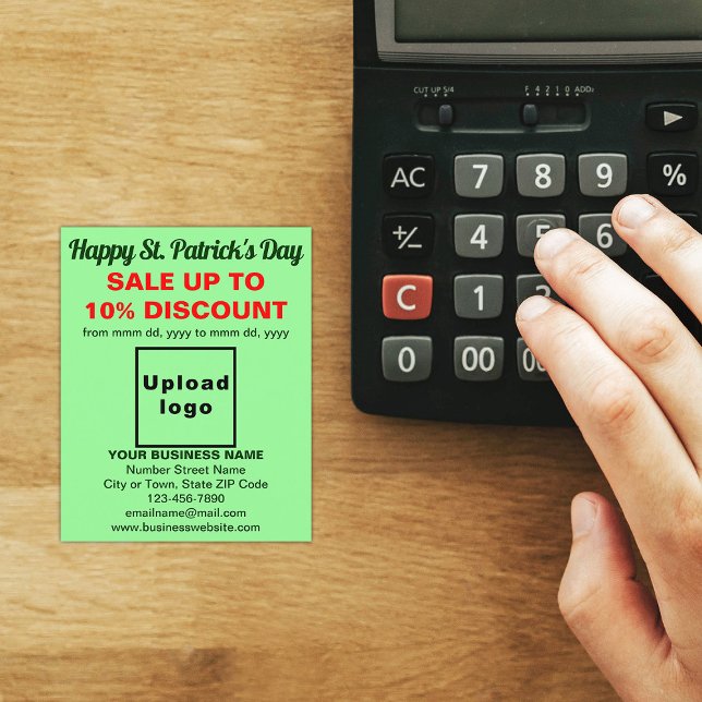 Panfleto de Venda Empresarial Verde Claro do Dia d (Light green St. Patrick's Day business sale flyer)