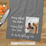 Pano De Prato Cachorro Engraçado Dizendo Fotografia Personalizad<br><div class="desc">Adicione uma foto do seu cachorro a esta toalha engraçada e noventa da cozinha com o ditado CADA REFEIÇÃO QUE VOCÊ FAZ, CADA MORTE QUE VOCÊ LEVAR, EU ESTAREI ASSISTINDO VOCÊ. Altere a cor do texto e/ou a cor de fundo desejada no EDIT para coordenar com as cores da decoração...</div>