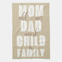 Família (mãe, Pai, criança) Branca na areia