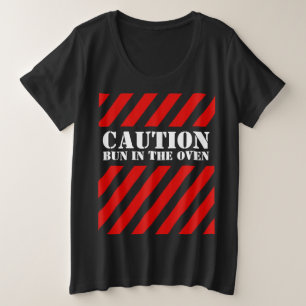 Pão de precaução na t-shirt de maternidade do forn
