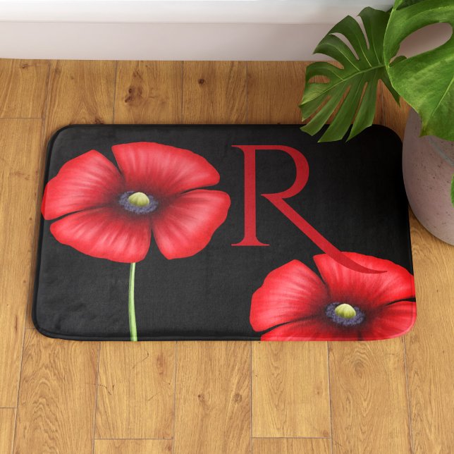 Papagaios vermelhos monogramas tapete preto (Pop your initial on this pretty poppy bath mat and pop it in your bathroom)