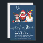 Papais noeis bonitos Reindeer Snowman 2020 Script<br><div class="desc">Personalize este cartão de Natal "Que Ano" bonito com sua própria mensagem ou exclua clicando no botão "Personalizar isso" acima. Traga um pouco de alegria de Natal este ano com este cartão engraçado e fofo personalizável</div>