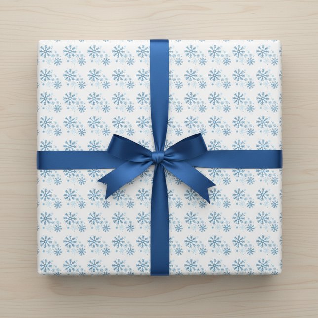 Papel de embrulho branco com flocos de neve azul c (Classic snowflakes for every occasion.)