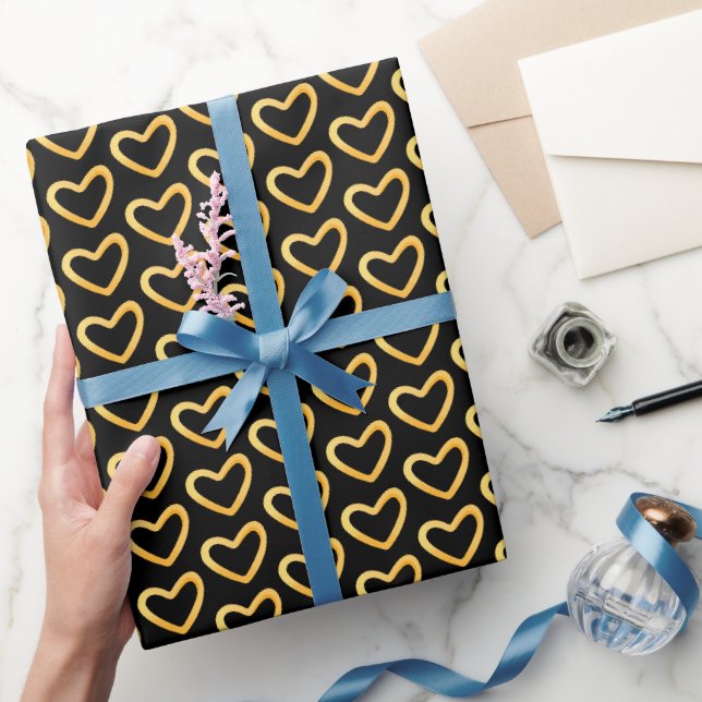 Papel de embrulho com Coração Dourado em Fundo Pre (Presentear)
