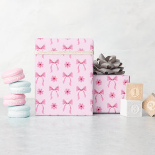 Papel de embrulho com laço rosa e padrão de flores