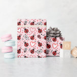 Papel de embrulho com padrão de joaninha fofa em r<br><div class="desc">Padrão de joaninha divertida - Joaninhas e corações e envelopes</div>