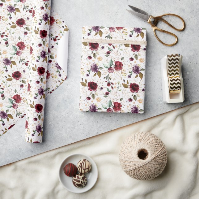 Papel de embrulho com padrão floral em vinho doura (Artesanato)