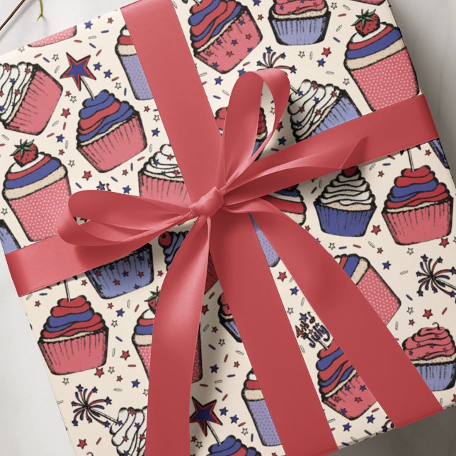 Papel de embrulho de cupcake Vermelho, Branco e Az (Ivory Festive Hand-Drawn July 4th Patriotic Red, White & Blue Cupcakes with Toppers & Sprinkles.)