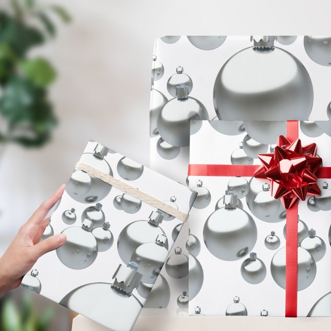 Papel de embrulho de Natal com padrão de enfeite p (A bold Christmas bauble pattern on this gift wrap. Silver and White option for your holiday gifts)