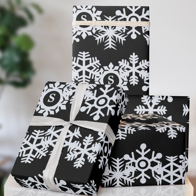Papel de embrulho de Natal preto com monograma de  (A classic black and white snowflake pattern with space for your initial. Happy Holidays!)