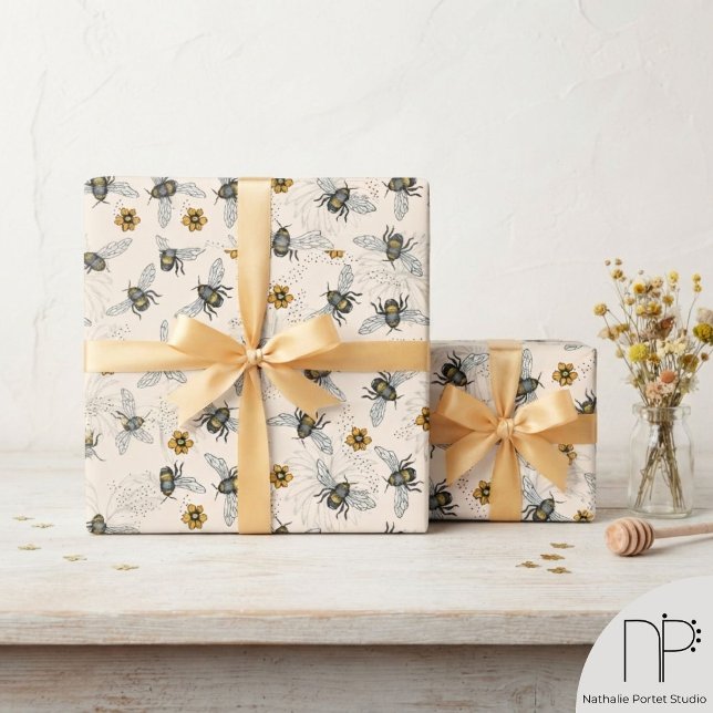 Papel de Embrulho Elegantes Flores de Mel e Margar (This Elegant Honey Bee Cream Daisies Wrapping Paper features hand-drawn bee and floral art.)