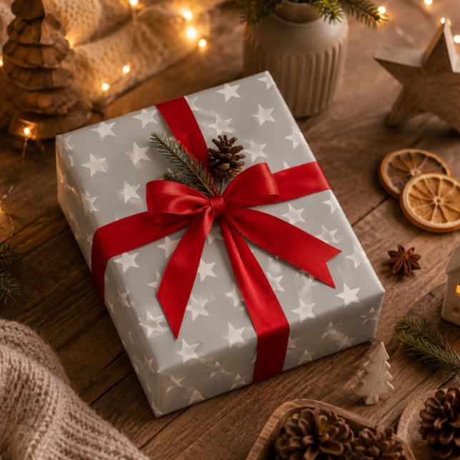 Papel de embrulho Estrelas Cinza Suave (Soft gray star wrapping paper adds timeless elegance to Christmas gifts and holiday celebrations.)