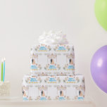 Papel de embrulho Feliz Casamento – Presente de ca<br><div class="desc">"Embrulhe seus presentes especiais com uma elegância atemporal usando este Papel de Embrulho Feliz Casamento,  apresentando um fundo branco limpo e um design artístico de casamento romântico de uma noiva e um noivo alegres sob um portão de casamento elegante,  rodeado por flores lindas e bolos comemorativos.</div>