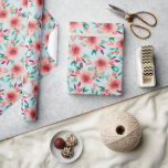 Papel de embrulho floral para presentes para Chá d<br><div class="desc">Este bonito papel de embrulho é bom. O design apresenta um padrão floral suave em cores de pêssego e vermelho. Perfeito para um presente de chá de fraldas,  chá de panela ou outra ocasião especial.</div>