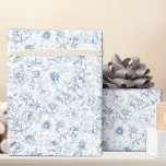 Papel de embrulho floreado, de cor azul-poeirenta<br><div class="desc">Enrole seus presentes com elegância de eterno usando esse papel de embrulho floral de chinoiserie azul empoeirado. Inspirado por padrões clássicos de mosaicos, este design apresenta florais delicados desenhados à mão em azul e branco suave — perfeito para chás de fraldas, aniversários e outras ocasiões especiais. Seu olhar de vintage...</div>