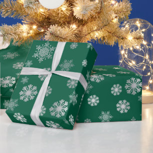 Papel de embrulho verde com flocos de neve pratead