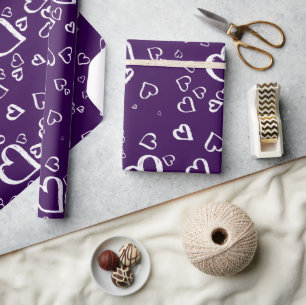 Papel de embrulho violeta com corações brancos