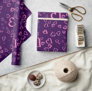 Papel de embrulho violeta com corações rosa pastel