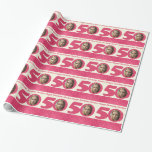 Papel De Presente 50th Envolvimento cor-de-rosa do creme da mãe da<br><div class="desc">Aniversário rico da flor de lis rosa vermelha e de creme do damasco o 50th adiciona sua própria foto de seu papel de envolvimento da mamã. Adicione a foto da menina da sua própria mãe do aniversário dos fiftieths ou uma foto atual do dia do divertimento ao 0 de 50...</div>