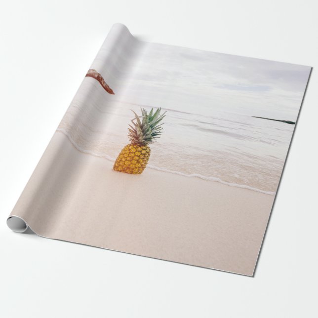 Papel De Presente Abacaxi na areia perto da praia (Desenrolado)
