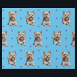 Papel De Presente Adorable Yorkshire Terrier Christmas em azul<br><div class="desc">O pacote de presentes de Natal da Yorkie totalmente divertido e patético irá entreter e deliciar seus amigos e família ou qualquer amante de os animais e estará disponível em várias cores. Procure todos os nossos cachorros e acessórios complementares em nosso Holiday Gift Wrap e Acessórios e foi às Coleções...</div>