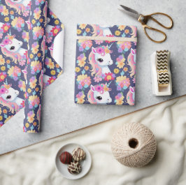 Papel De Presente Adorável White Baby Unicorn com Flores