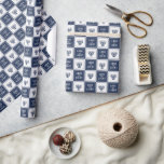Papel De Presente Amor e Luz | Hanukkah Menorah moderno<br><div class="desc">Enrole seus presentes de Chanucá em estilo com este belo papel de embrulho! Design apresenta quadrados alternados de azul escuro e branco com ilustrações da menorah azul marinho e "Love and Light" em caracteres modernos de blocos brancos.</div>