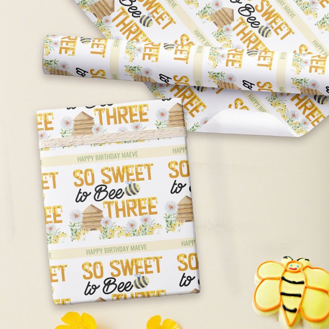 Papel De Presente aniversário de 3 anos tão doce de ser três colmeia (Personalized 3rd birthday wrapping paper with bee theme and cute pun .. So Sweet to Bee Three)