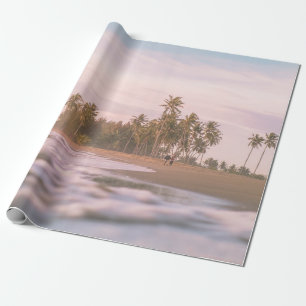 PAPEL DE PRESENTE ÁRVORES VERDES DE PALMAS NA AREIA MARROM SOB NUVE