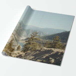 PAPEL DE PRESENTE ÁRVORES VERDES NA MONTANHA DURANTE O DIA