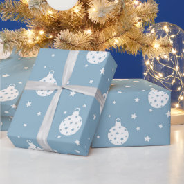 PAPEL DE PRESENTE AZUL COM ENFEITES DE NATAL BRANCOS