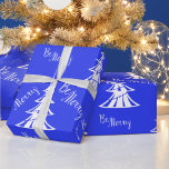 Papel De Presente Azul Contemporâneo e Natal Branco<br><div class="desc">Um presente de Natal moderno,  mas elegante,  com um tema azul e branco de árvores de Natal brancas e Cartões de natal "Seja Feliz",  espalhado sobre um fundo azul para dar um presente embrulhando um filme contemporâneo,  na moda,  para este feriado.</div>