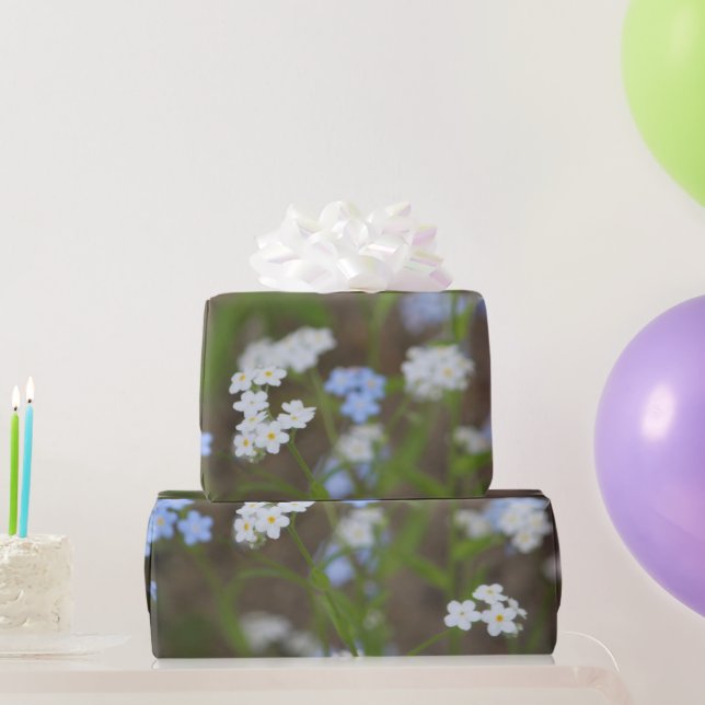 Papel De Presente Azul Delicado e Floral Branco (Presentes para festas)