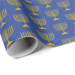 Papel De Presente Azul Elegante de Médio | Hanukkah | CANDELABRO<br><div class="desc">Elegante médio azul MENORAH Wrapping Paper,  mostrando com a falsa menorah dourada em um padrão ladeado. Este é um design minimalista,  simples,  elegante,  especialmente adequado para o show ou artesanatos de Chanucá.</div>