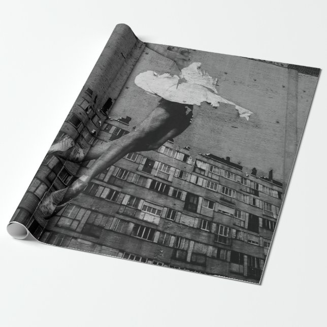 PAPEL DE PRESENTE BALLERINA NO MURAL DE VESTIDO BRANCO (Desenrolado)
