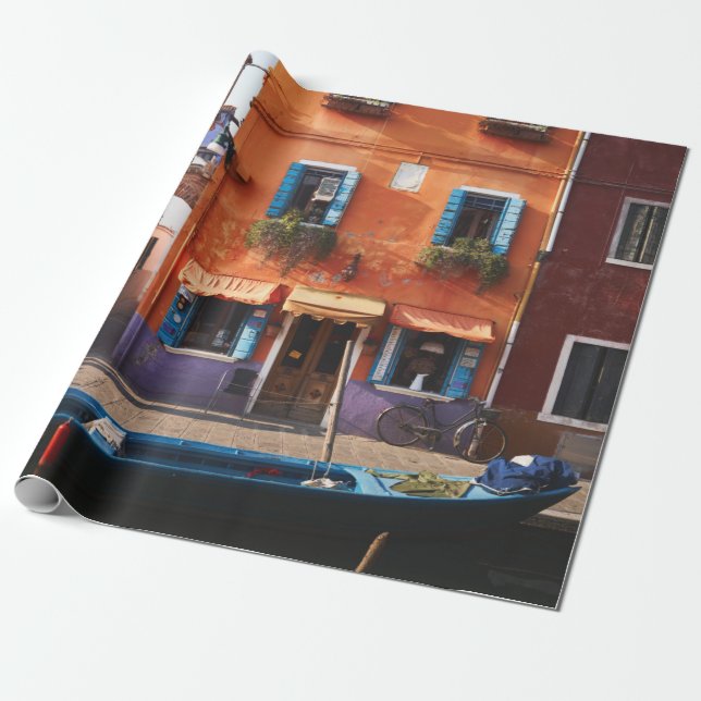 PAPEL DE PRESENTE BARCO AZUL NO RIO PERTO DO EDIFÍCIO DE LARANJA (Desenrolado)