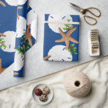 Papel De Presente Beach Wreath Large Patterno Christmas<br><div class="desc">Papel de embrulho de Natal de qualidade num rolo com estrelas e design de areia. Esta imagem grande é impressa sobre uma cor de fundo azul marinho, com conchas e holly em fazer castanho, branco e verde com um padrão circular de coroa. Se você não vir uma cor de fundo...</div>