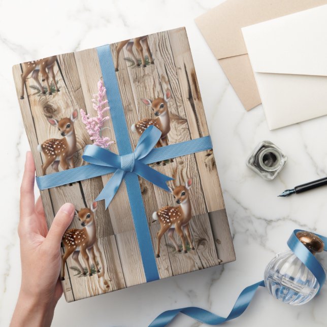 Papel De Presente Bebê Fawn de Natal em Madeira Rústica (Presentear)