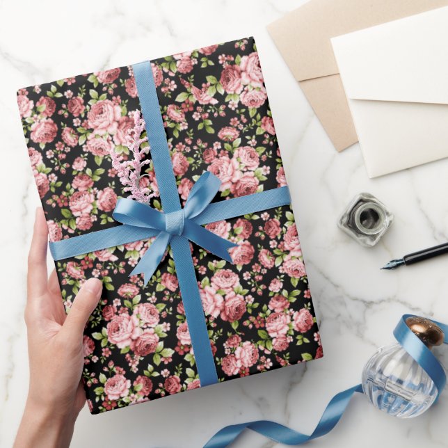 Papel De Presente Belos Rosas de Padrão Floral com Folhagem Verde (Presentear)