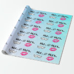 Papel De Presente bigode e Lábios Sr. & Sra. Pattern<br><div class="desc">Esfregando papel com um casal de design de estilo moderno para um casamento ou aniversário. Lábios rosa-claro-brilhantes e uma ilustração do bigode com aspecto retro-masculino. Com texto que diz o Sr. e a Sra. em uma fonte retrô. Colocado sobre um fundo azul de cor azul-turquesa.</div>