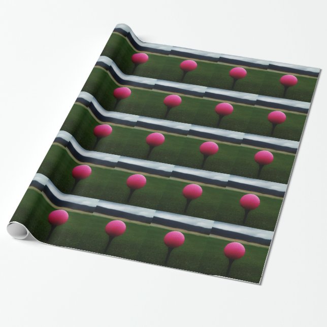 Papel De Presente Bola de Golfe Rosa em campo de golfe na montanha (Desenrolado)