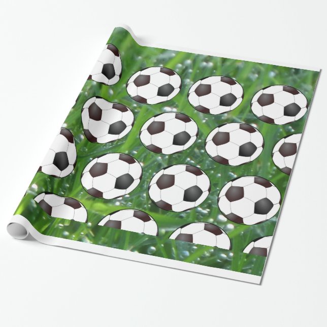 Papel De Presente Bolas De Futebol Na Grama Verde Molhada (Desenrolado)